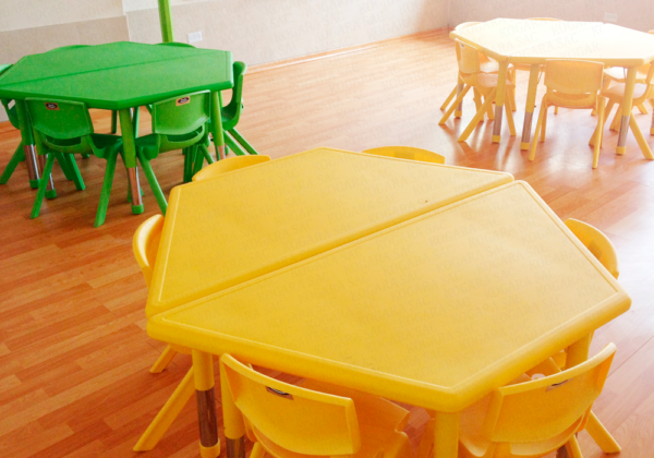 Mesa infantil trapezoidal con altura regulable para 3 a 7 años. Variados colores. Estamos en la Molina Lima Peru. Contactanos al 980710173.